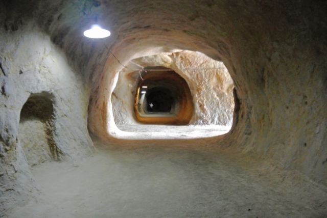 八幡山古墳と同時期につくられた?横穴の開いた奇妙な「吉見百穴」