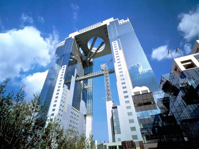 大阪の個性的な建築物①「梅田スカイビル」
