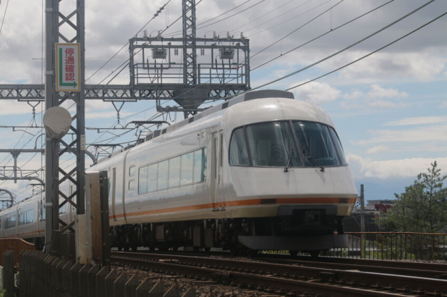 近鉄名阪特急の進化が止まらない!新幹線にも負けない魅力とは