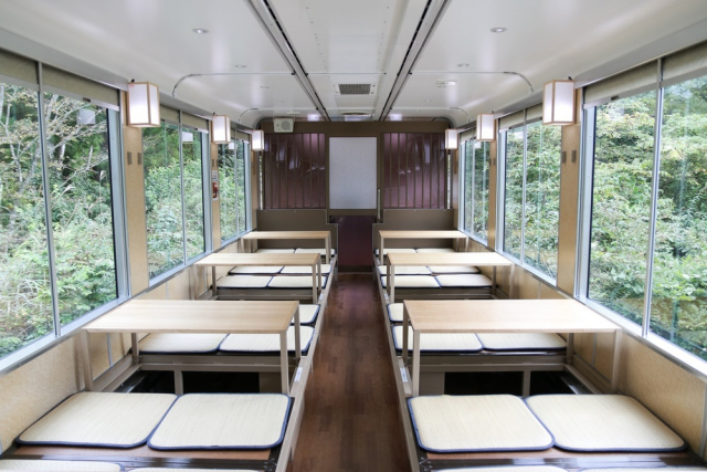 会津鉄道会津線で美しい沿線の景観を楽しもう!「お座トロ展望列車」