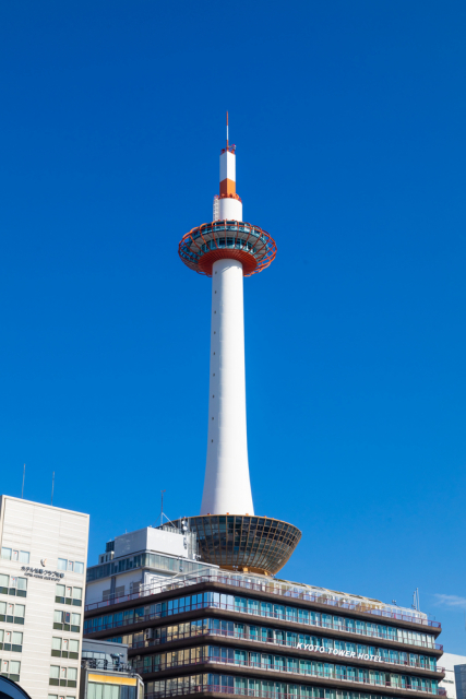 京都タワーの歴史~もともと建設予定がなかった!?京都駅の正面にそびえる古都のシンボル~