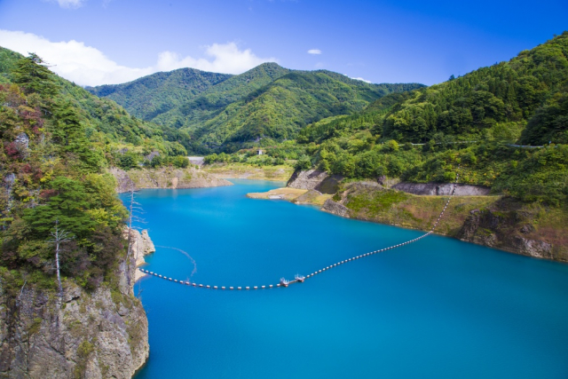 奥四万湖と湯釜の色の秘密!コバルトブルーにエメラルドグリーン!