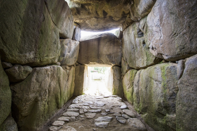 『三つ目がとおる』に登場した石造物