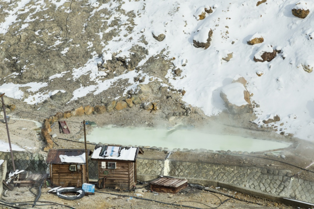 群馬の温泉と火山由来の岩層との関連