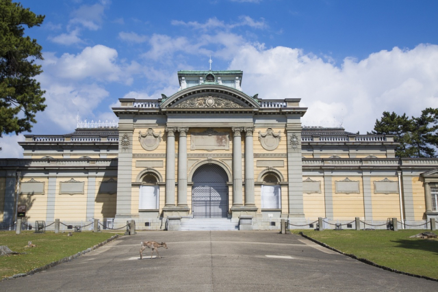 先の奈良国立博物館建設で純洋風の外観は県民から不評だった