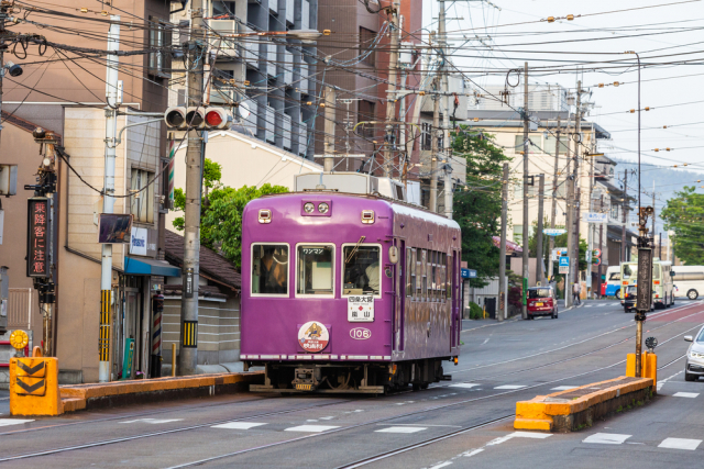 嵐電(京福電鉄)の路面区間には日本一狭いホームがある!