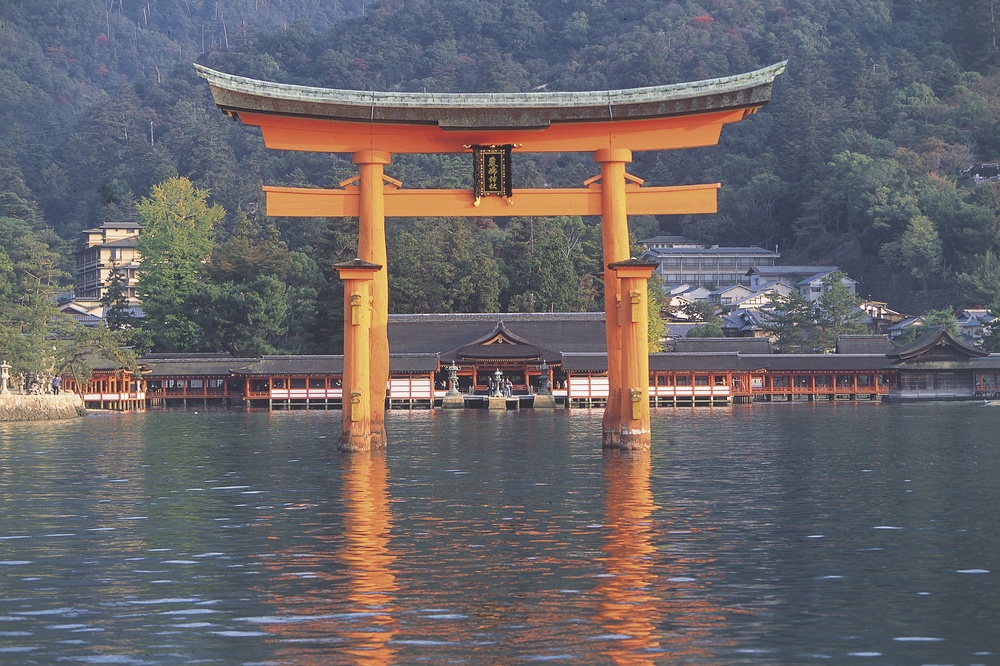 厳島の歴史と嚴島神社の魅力を探る！～平清盛も崇敬した神社