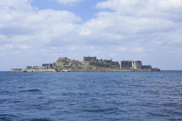 近代化の先駆けとなった炭鉱の島「端島炭坑(軍艦島)」