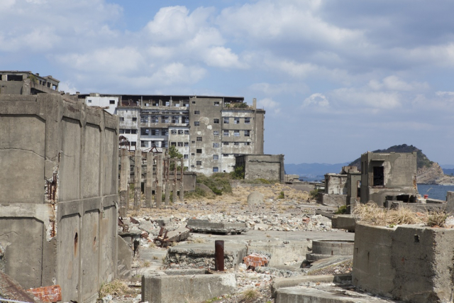近代化の先駆けとなった炭鉱の島「端島炭坑(軍艦島)」