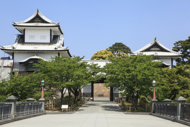 金沢城の「石川門」が金沢大学の「白門」に