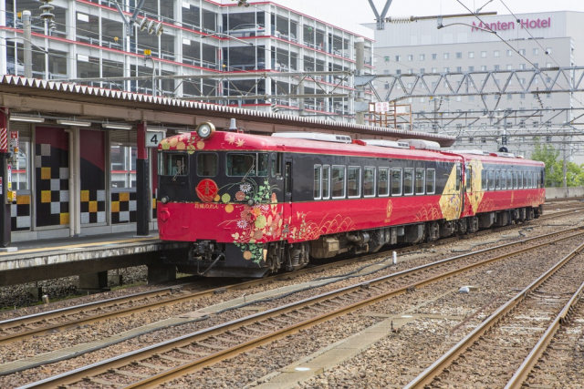 能登の観光列車「花嫁のれん」の装飾の見どころ