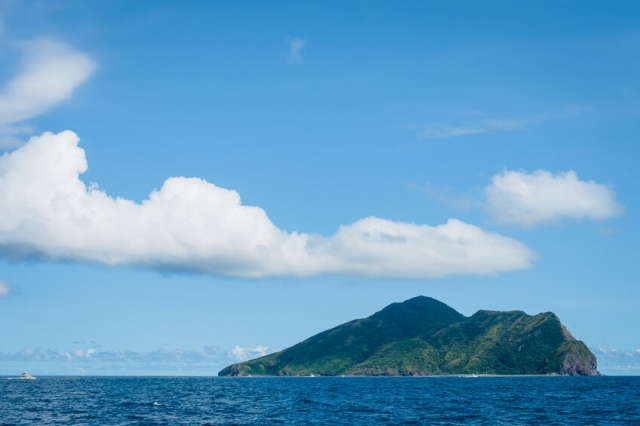 知夫里島には赤と白の壁がある?その成り立ちに迫る