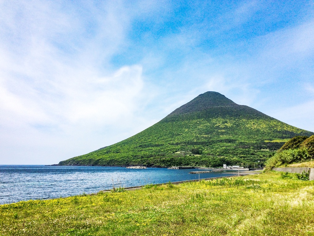 薩摩富士とカルデラ湖 開聞岳は火山活動でできた隠れた巨大カルデラの西端に現れた若い火口丘