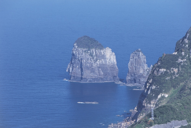 甑島列島の海食崖と「ナポレオン岩」