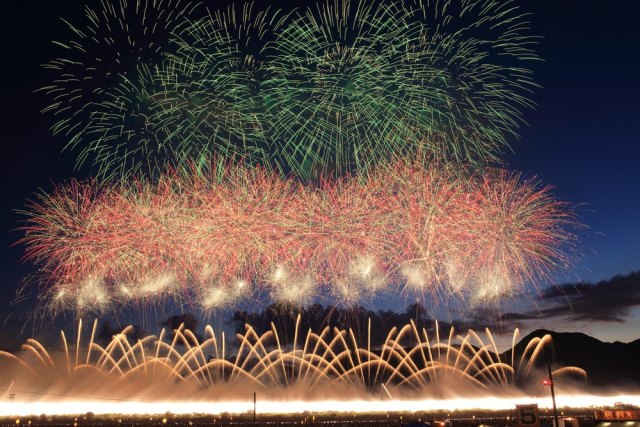 日本最高峰の伝統と技術を誇る「大曲の花火」