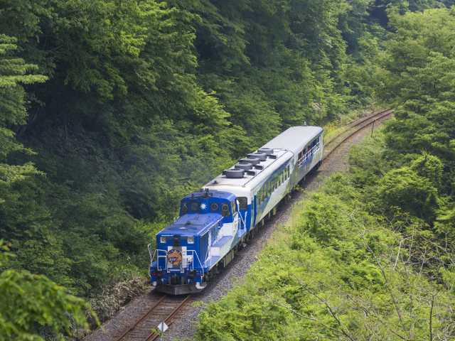 JR木次線を走る「観光トロッコ列車奥出雲おろち号」