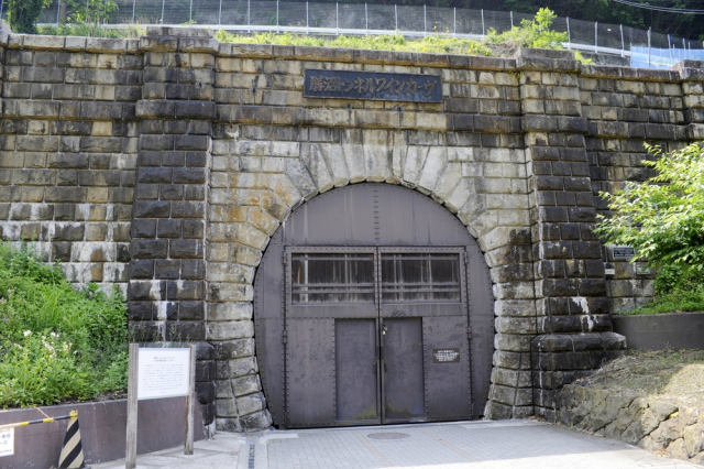 明治の廃線トンネルを利用した「勝沼トンネルワインカーヴ」