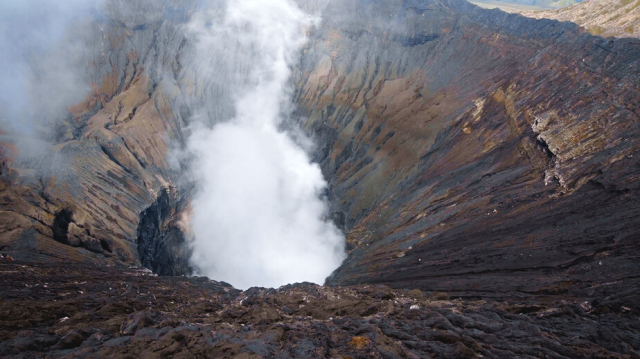 カルデラとは?火山でよく見かける「円形のくぼみ」 その種類と形成もさまざま!