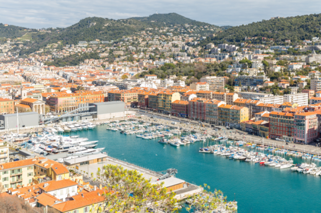 ニースは、太陽の恵みが人気の観光地