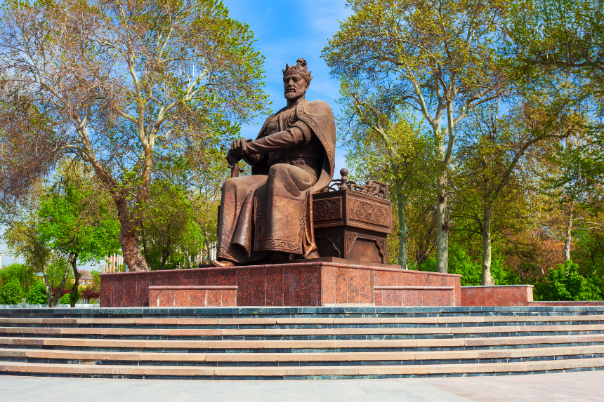 ティムールは稀代の軍才と冷酷さでティムール朝を統治する半面、文芸を